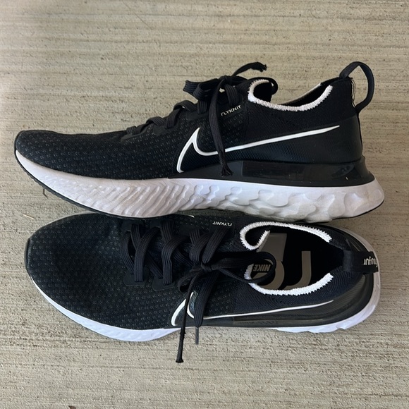 Nike Infinity Flyknit Sneakers - Picture 4 of 5